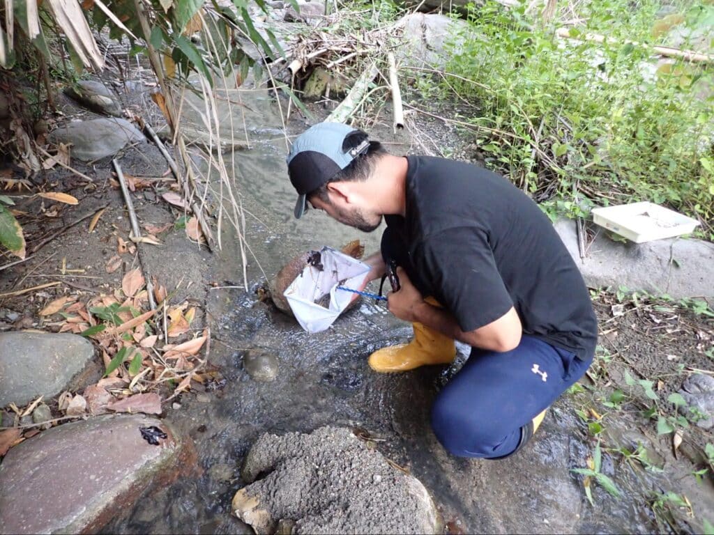 バイオーム社員によるフィリピンでの水質調査の様子